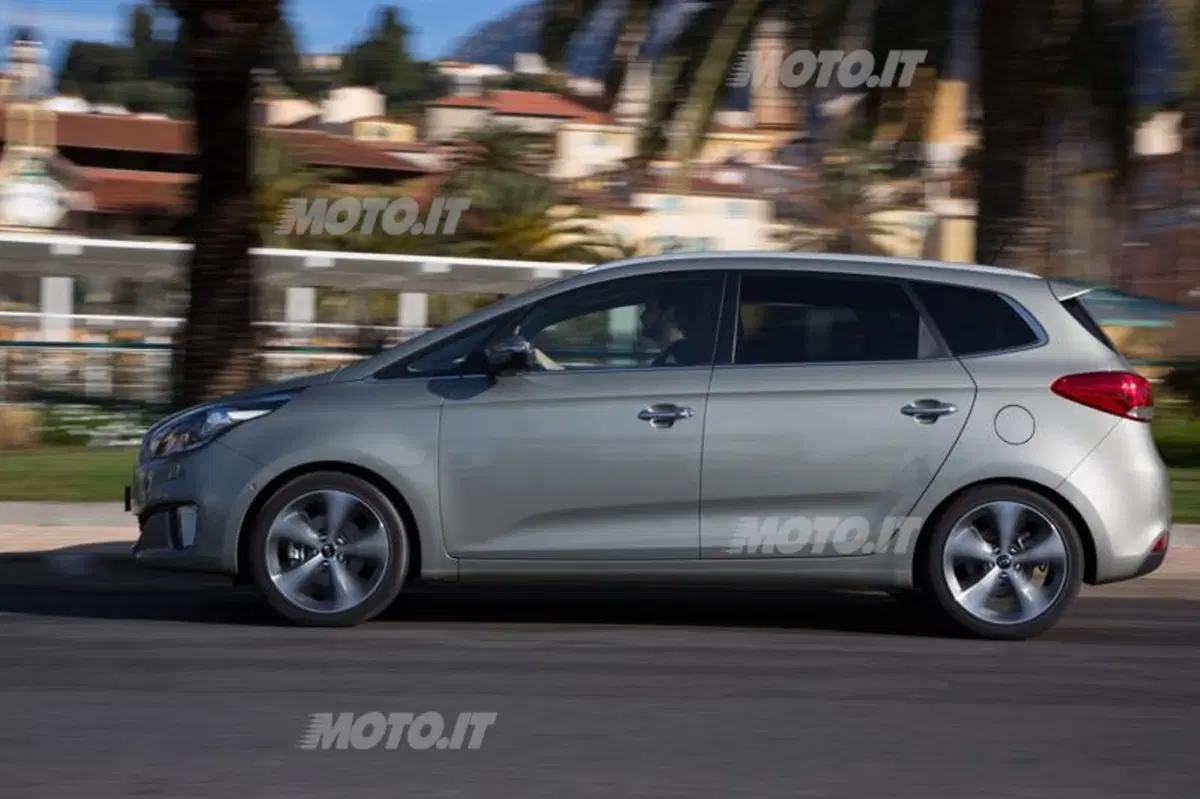 Kia Carens (7)