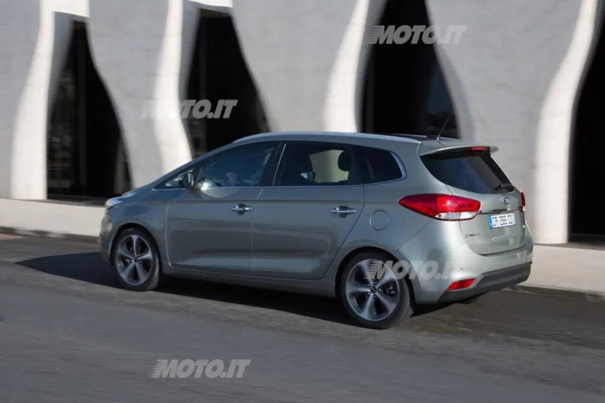 Kia Carens (9)