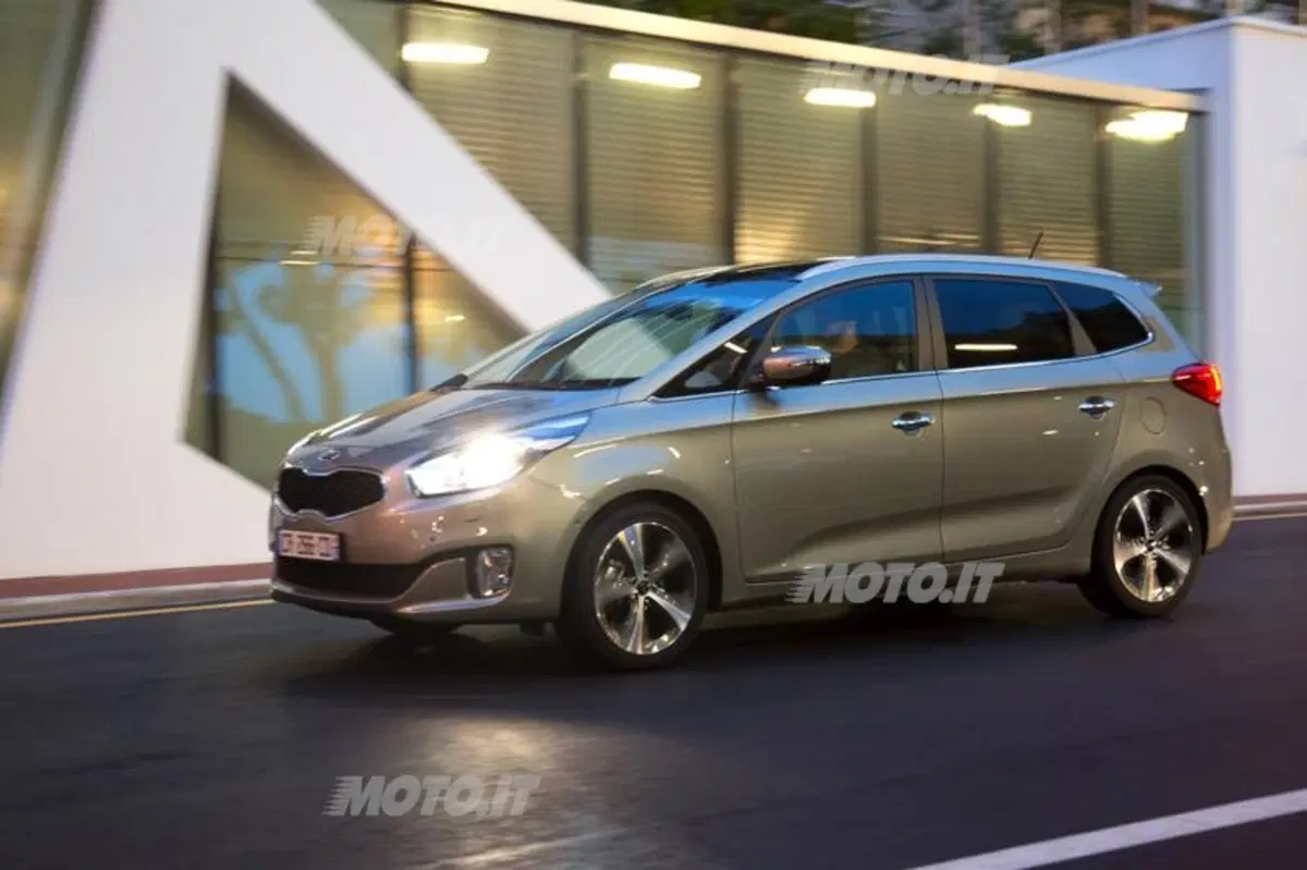 Kia Carens (10)