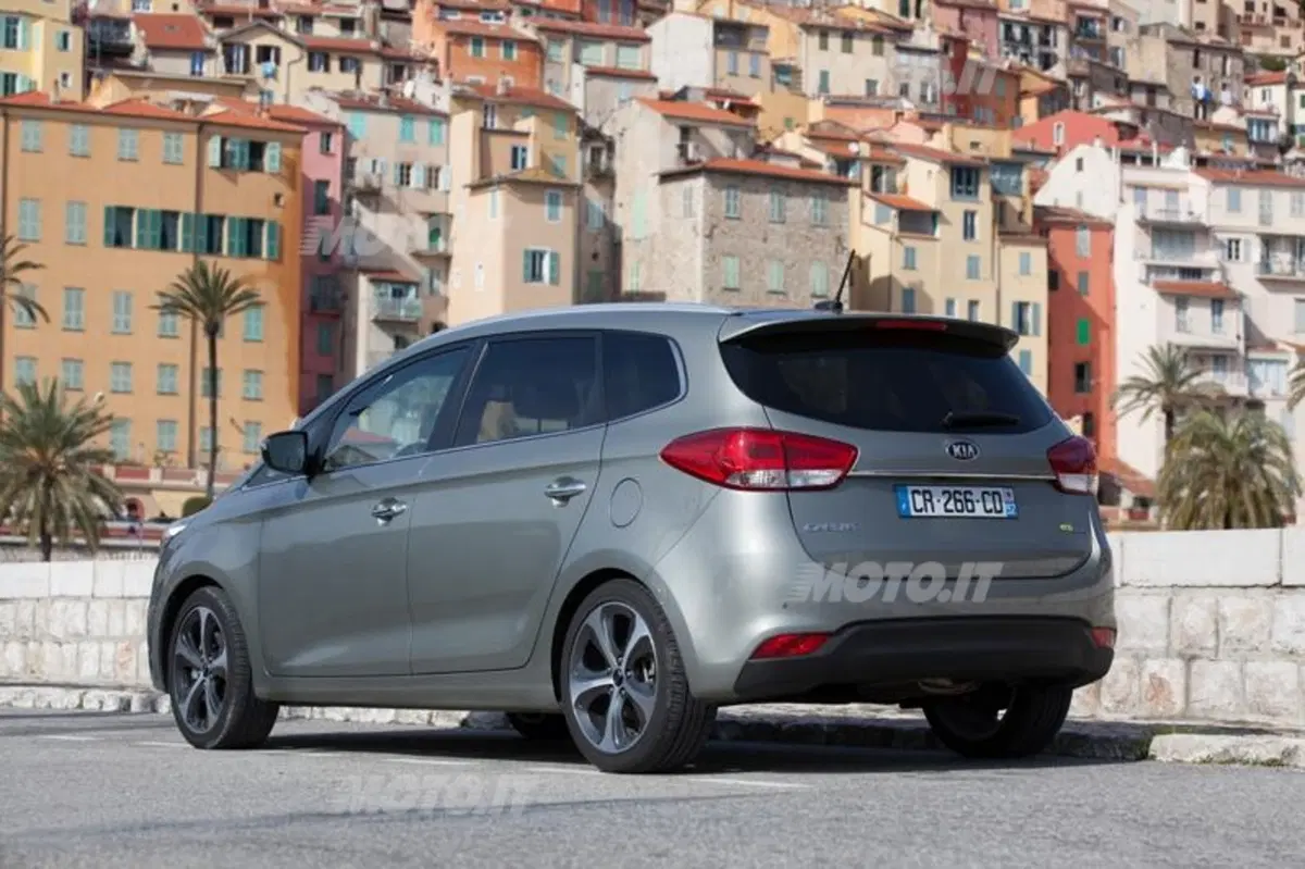 Kia Carens (12)