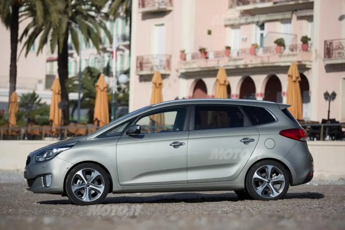 Kia Carens (13)