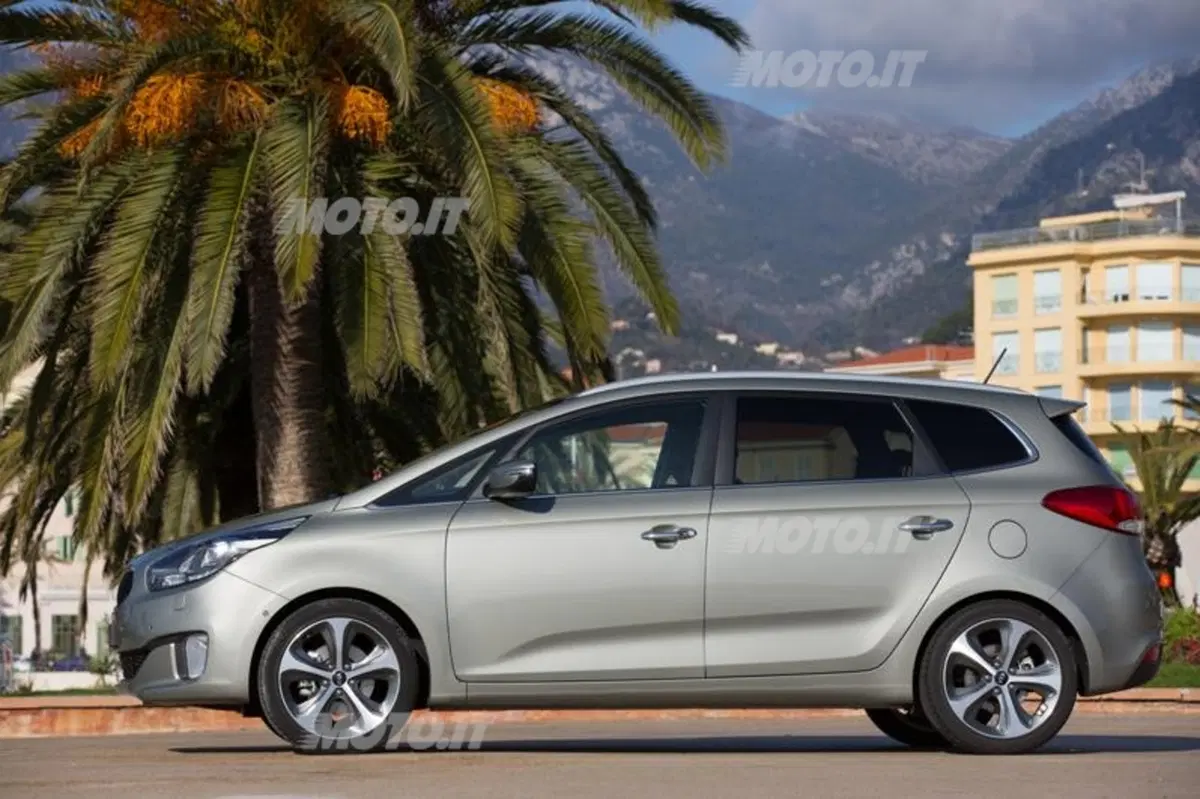Kia Carens (16)