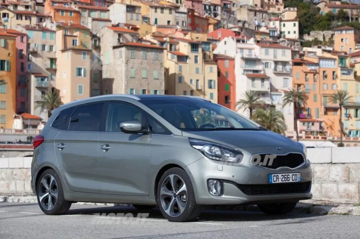 Kia Carens (21)