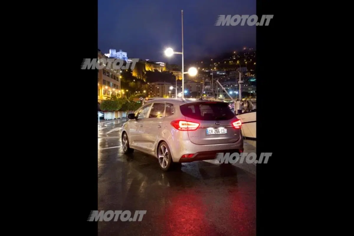 Kia Carens (25)