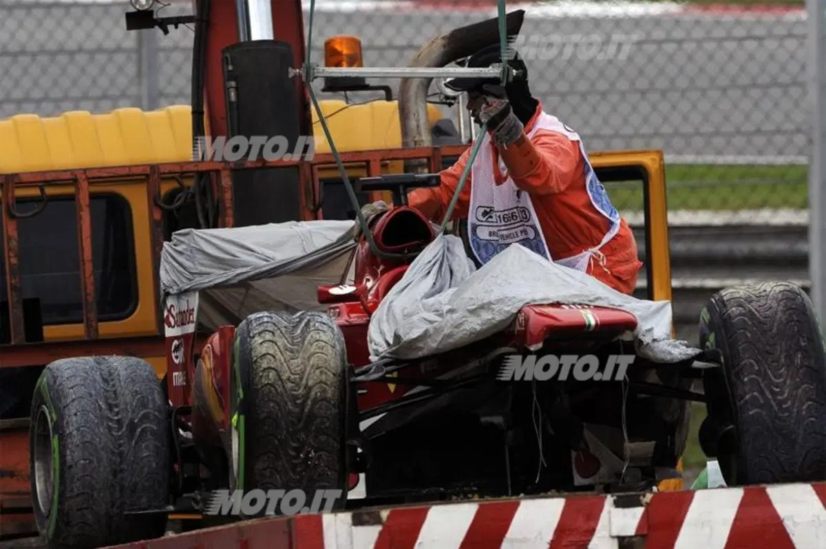 Alonso: la fotosequenza dell'incidente di Sepang (8)