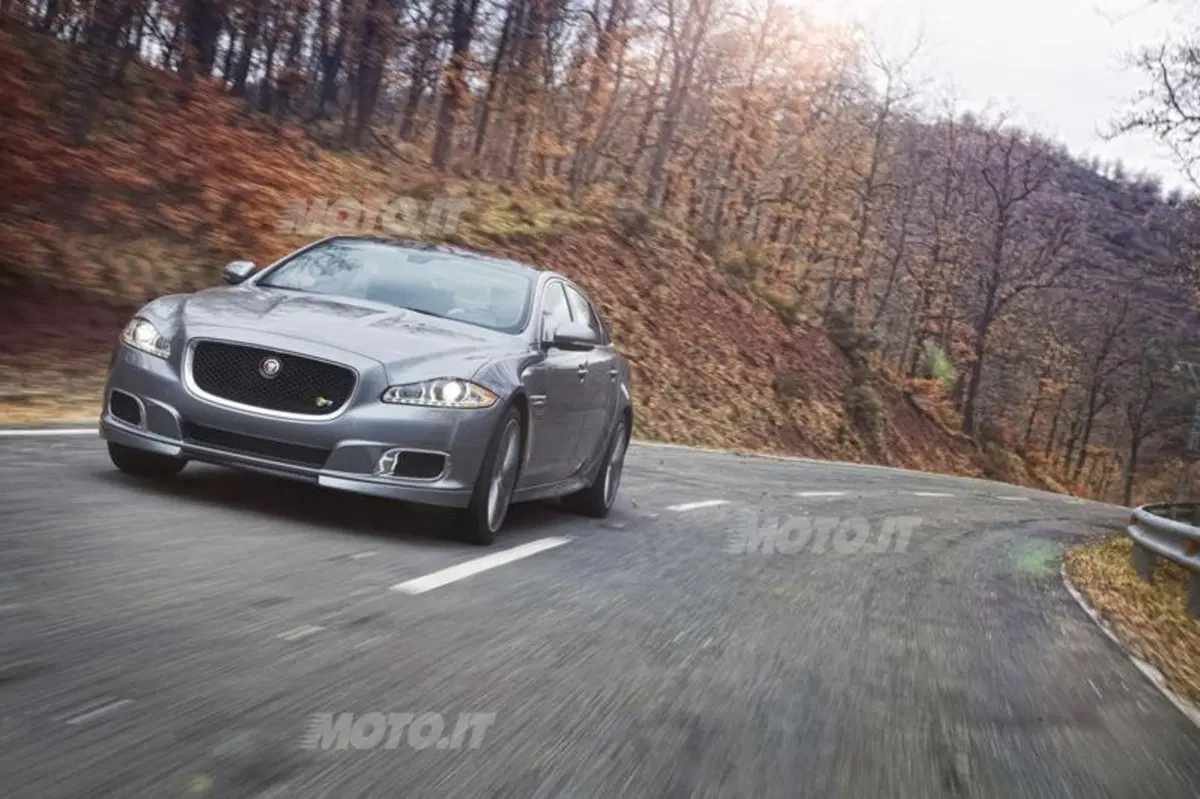 Jaguar XJR (2)