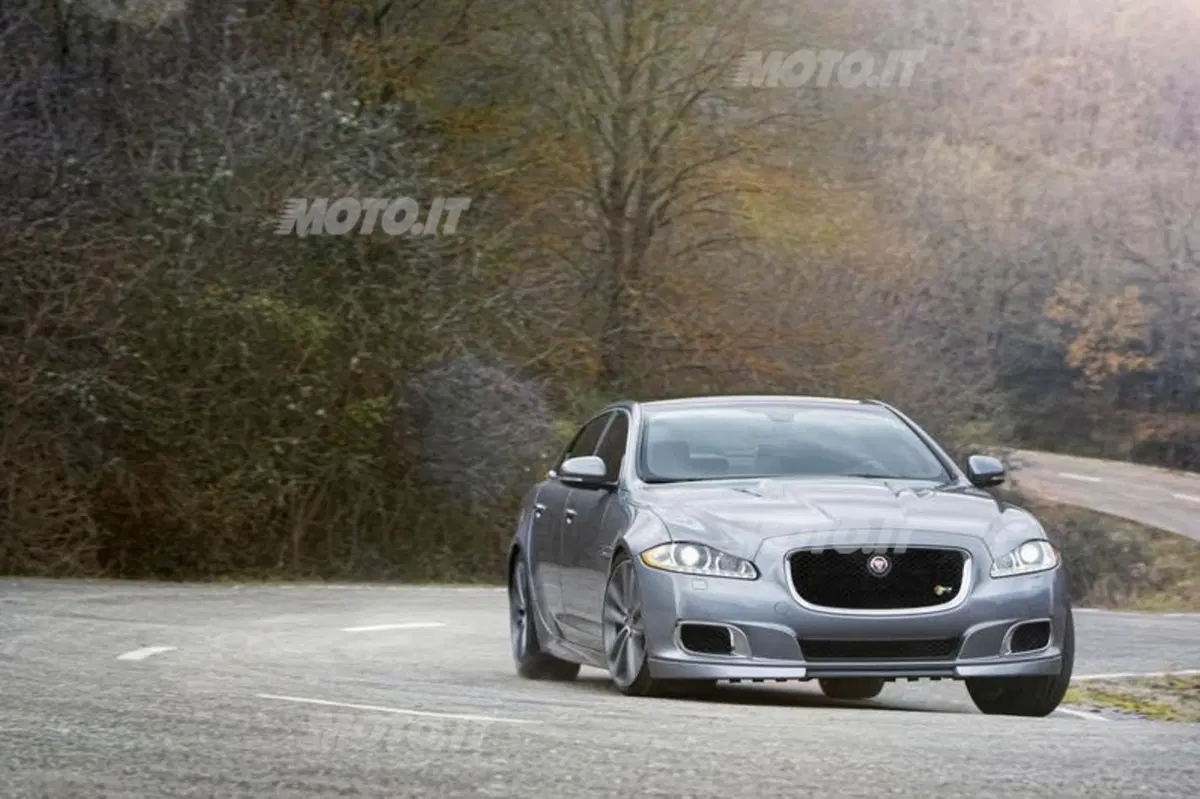Jaguar XJR (4)