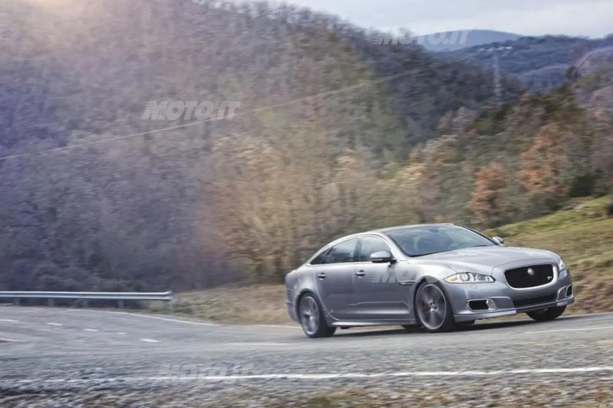 Jaguar XJR (7)