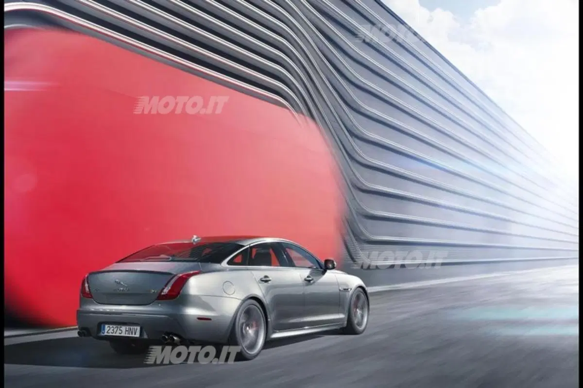 Jaguar XJR (10)