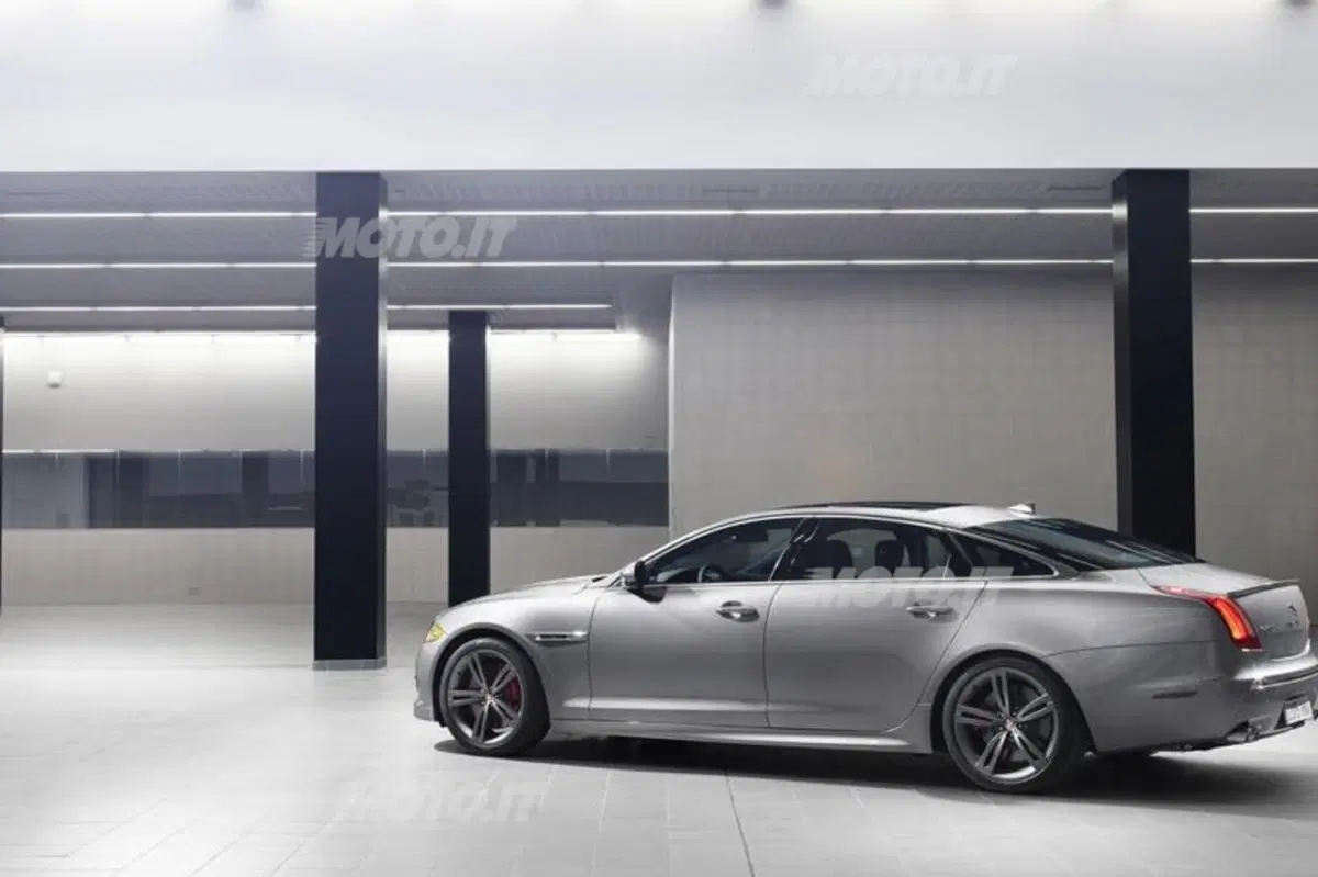 Jaguar XJR (12)