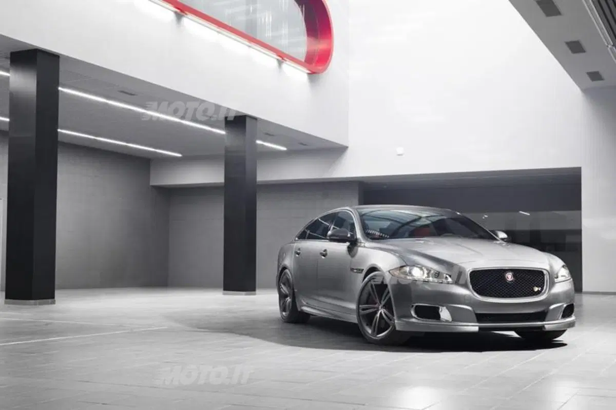 Jaguar XJR (13)