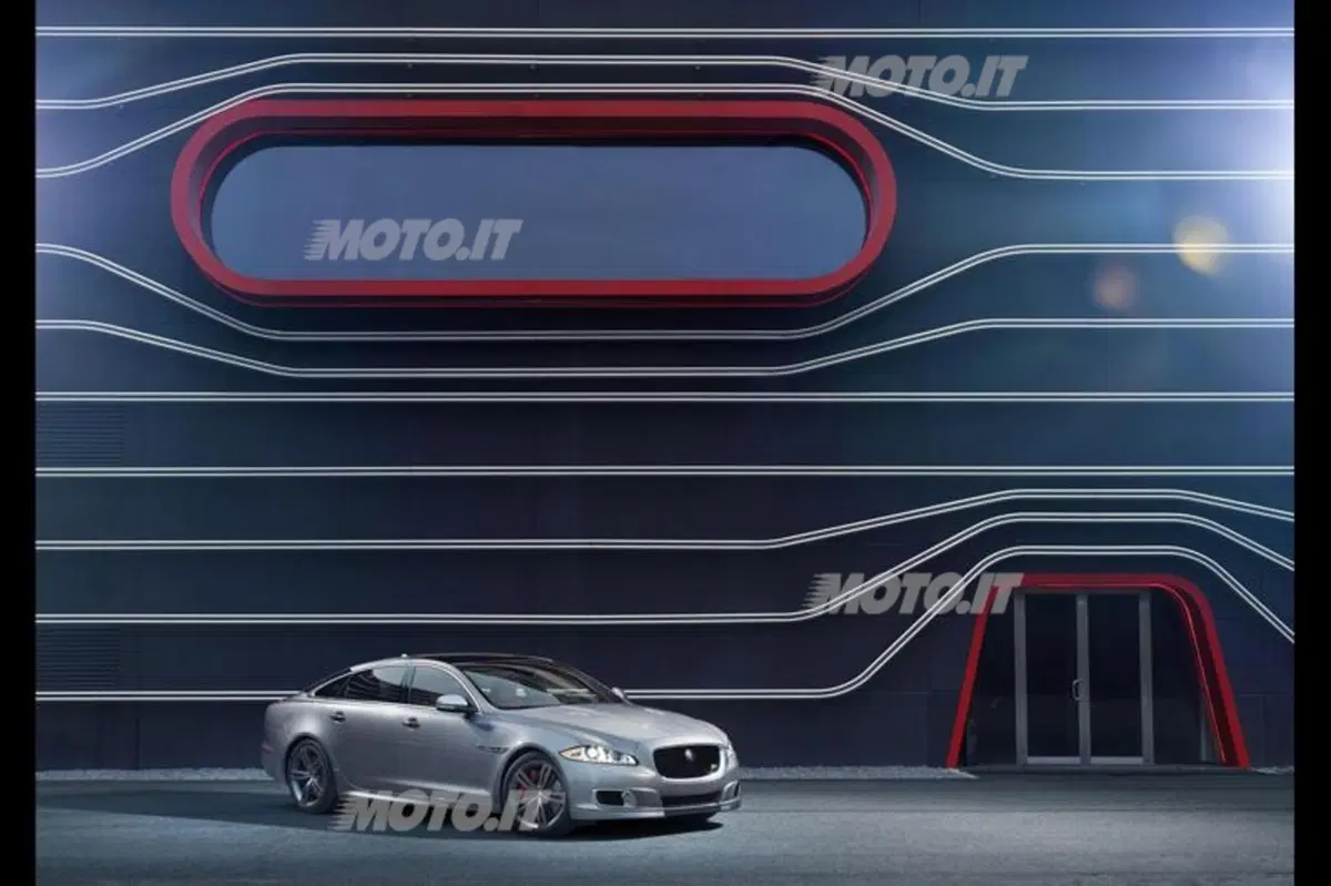 Jaguar XJR (16)