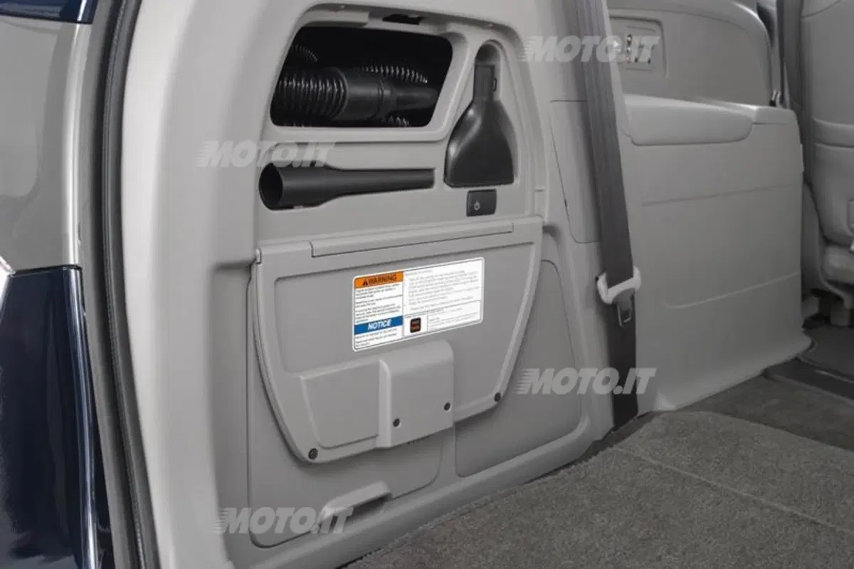 Honda Odyssey: la prima auto con l'aspirapolvere integrato (5)