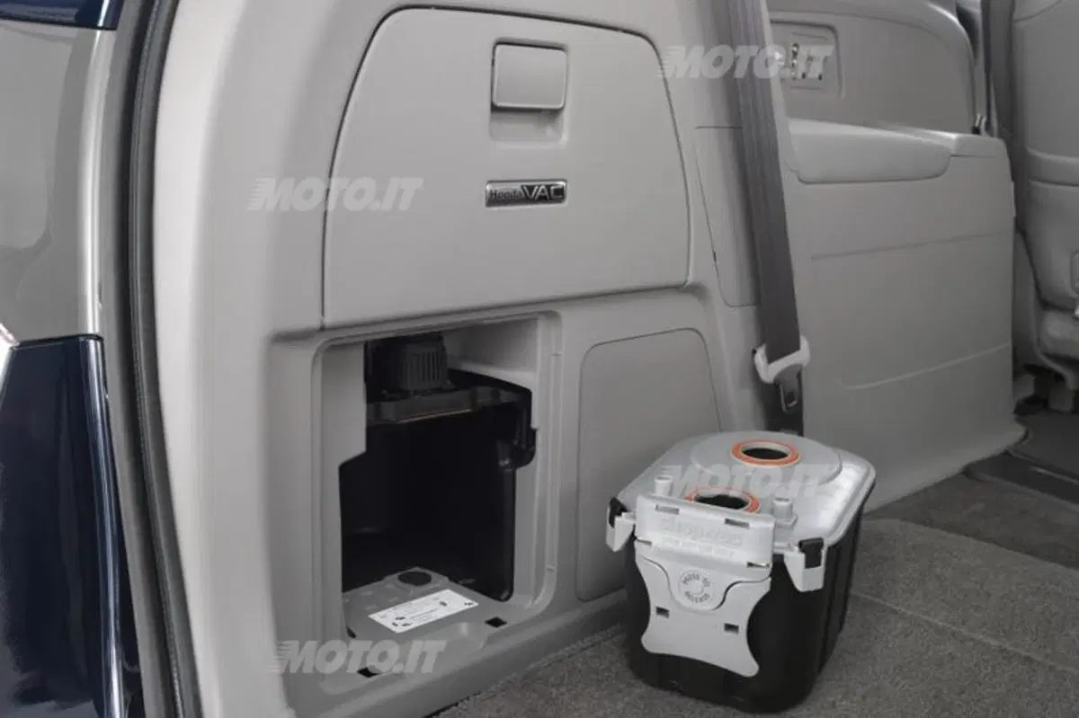 Honda Odyssey: la prima auto con l'aspirapolvere integrato (6)