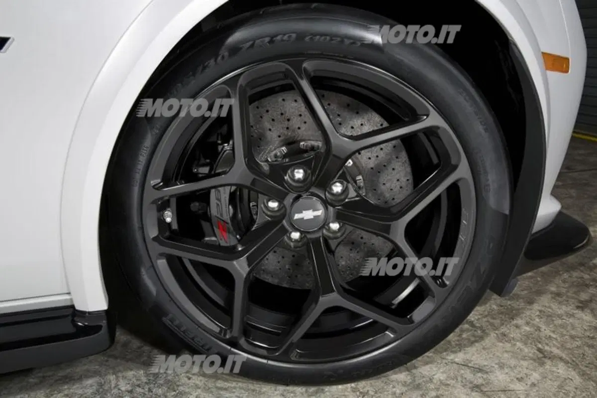Chevrolet Camaro: a New York il restyling e la versione sportiva Z28 (8)