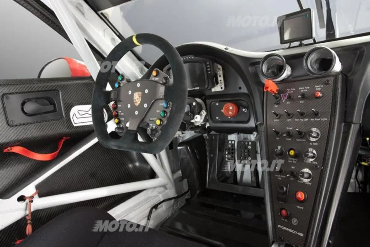 Porsche 911 RSR: ecco la vettura per la 24 Ore di Le Mans 2013 (9)