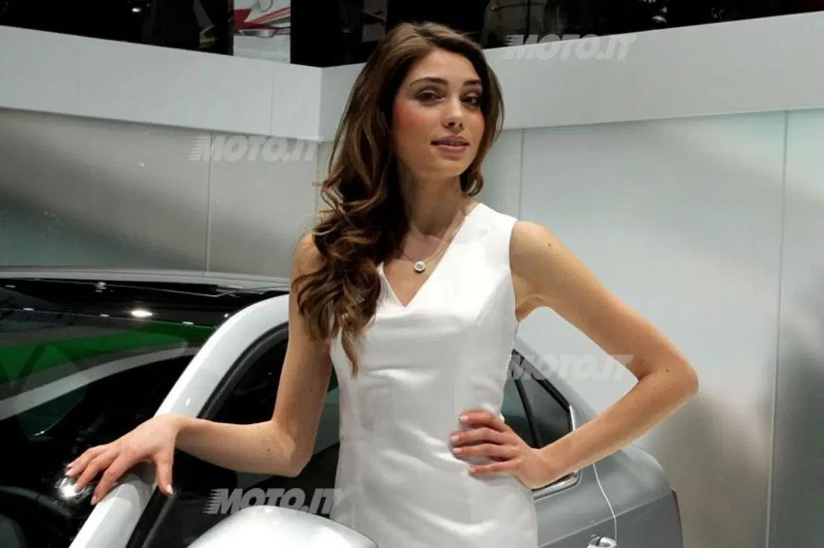 Salone di Ginevra 2013: i video delle ragazze più belle (17)