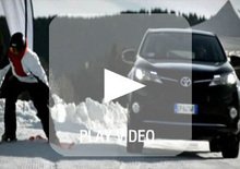 La nuova Toyota RAV 4 sfida uno sciatore in discesa libera