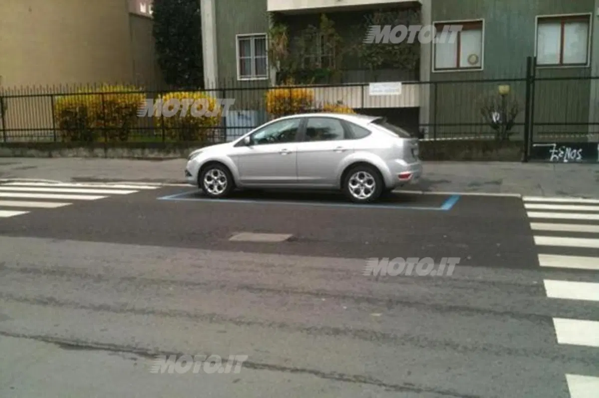 Strisce blu e parcheggi a pagamento: i comuni se ne approfittano?