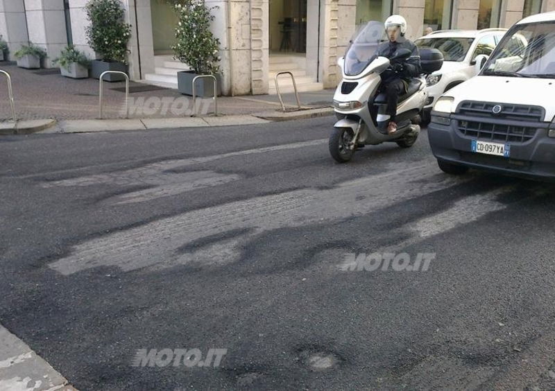 Buche in strada. Cosa fare se subisci un danno e come segnalarle