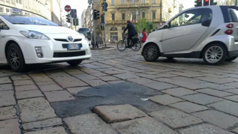 Buche in strada. Cosa fare se subisci un danno e come segnalarle