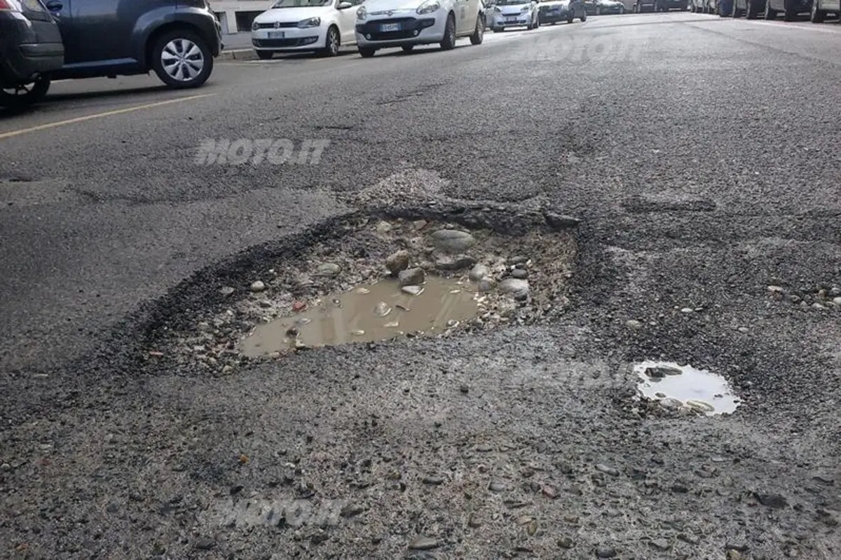 Buche in strada. Cosa fare se subisci un danno e come segnalarle (18)