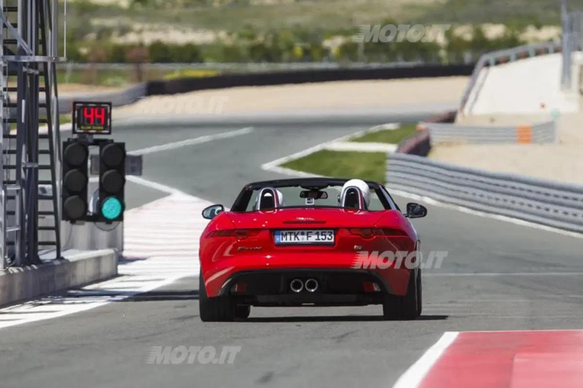 Jaguar F-Type (20)
