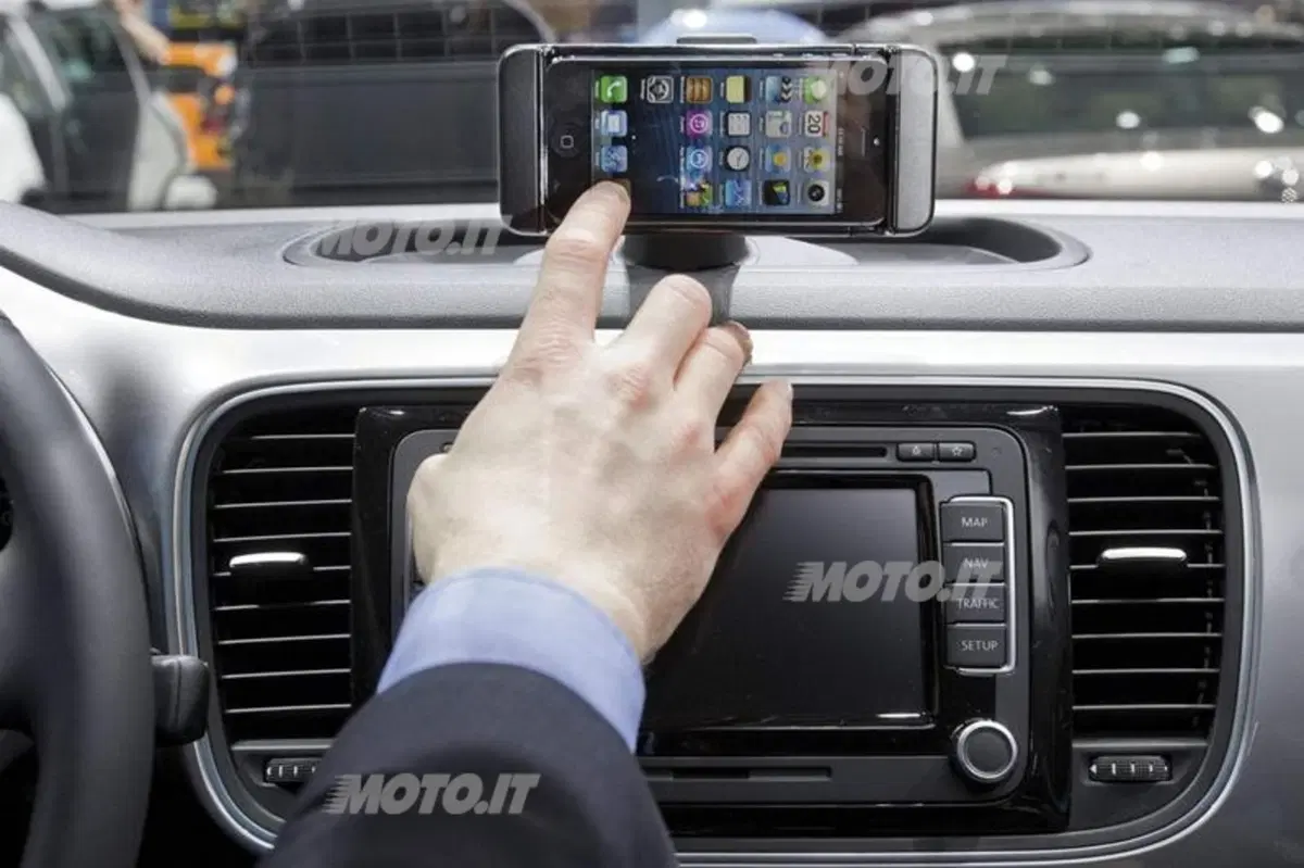 Volkswagen iBeetle e iBeetle Cabriolet: il Maggiolino per iPhone (9)