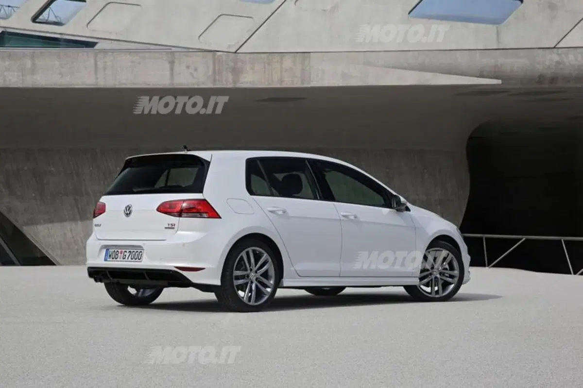 Volkswagen Golf R-Line (2)