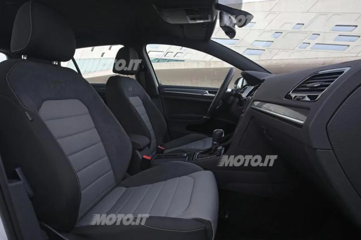 Volkswagen Golf R-Line (5)