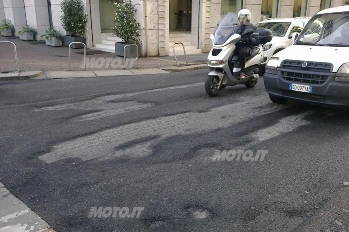 Buche in strada. Il Comune di Milano ai cittadini: “controllate i lavori” (7)