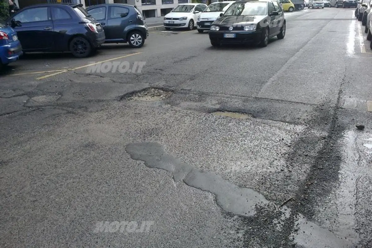Buche in strada. Il Comune di Milano ai cittadini: “controllate i lavori” (15)