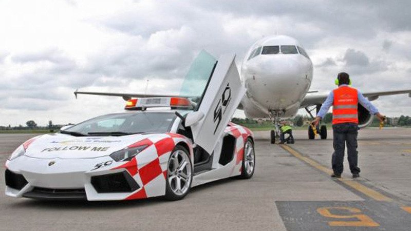 Lamborghini: una Aventador &egrave; il nuovo &ldquo;Follow Me&rdquo; dell&rsquo;Aeroporto di Bologna