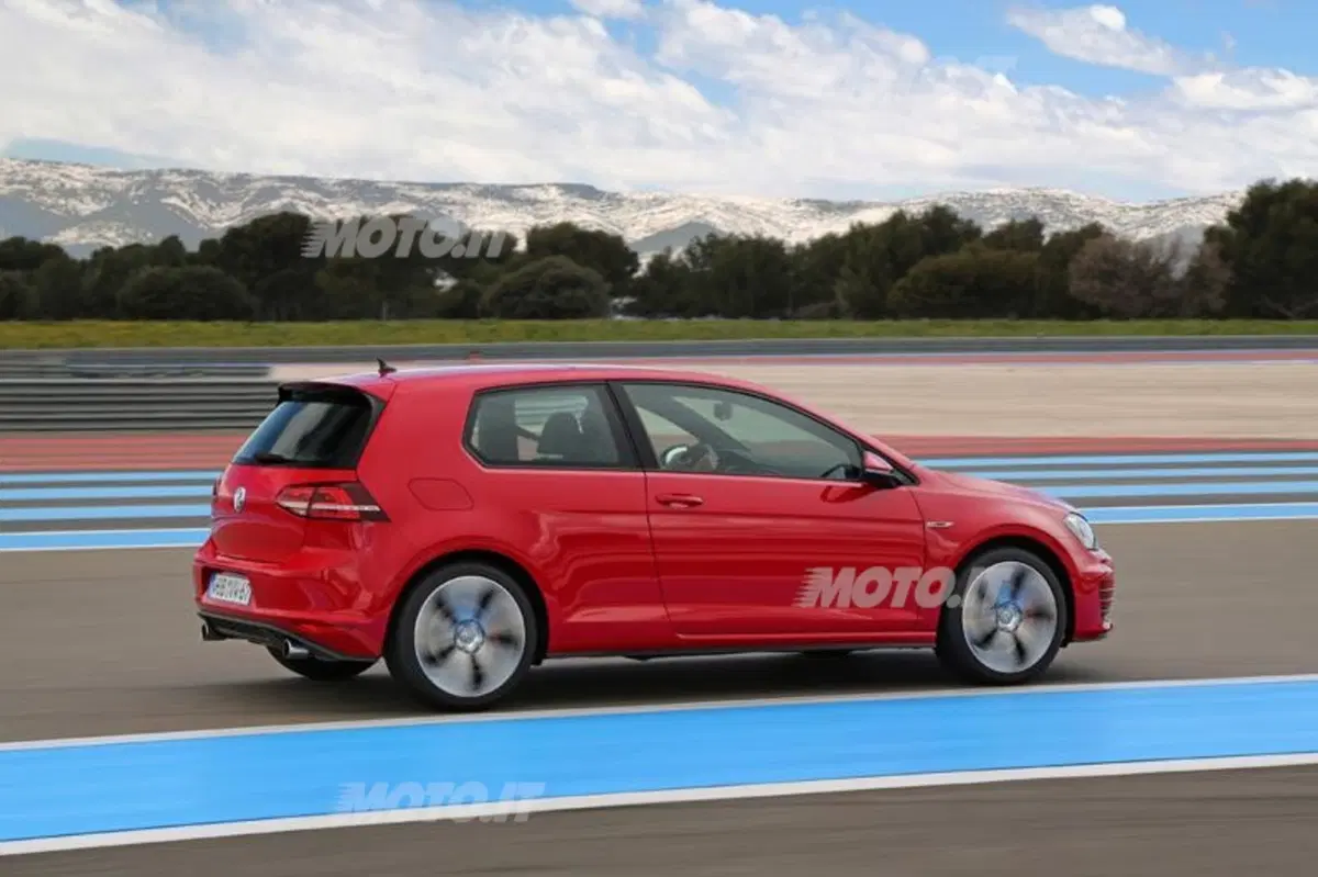 Volkswagen Golf GTI (18)