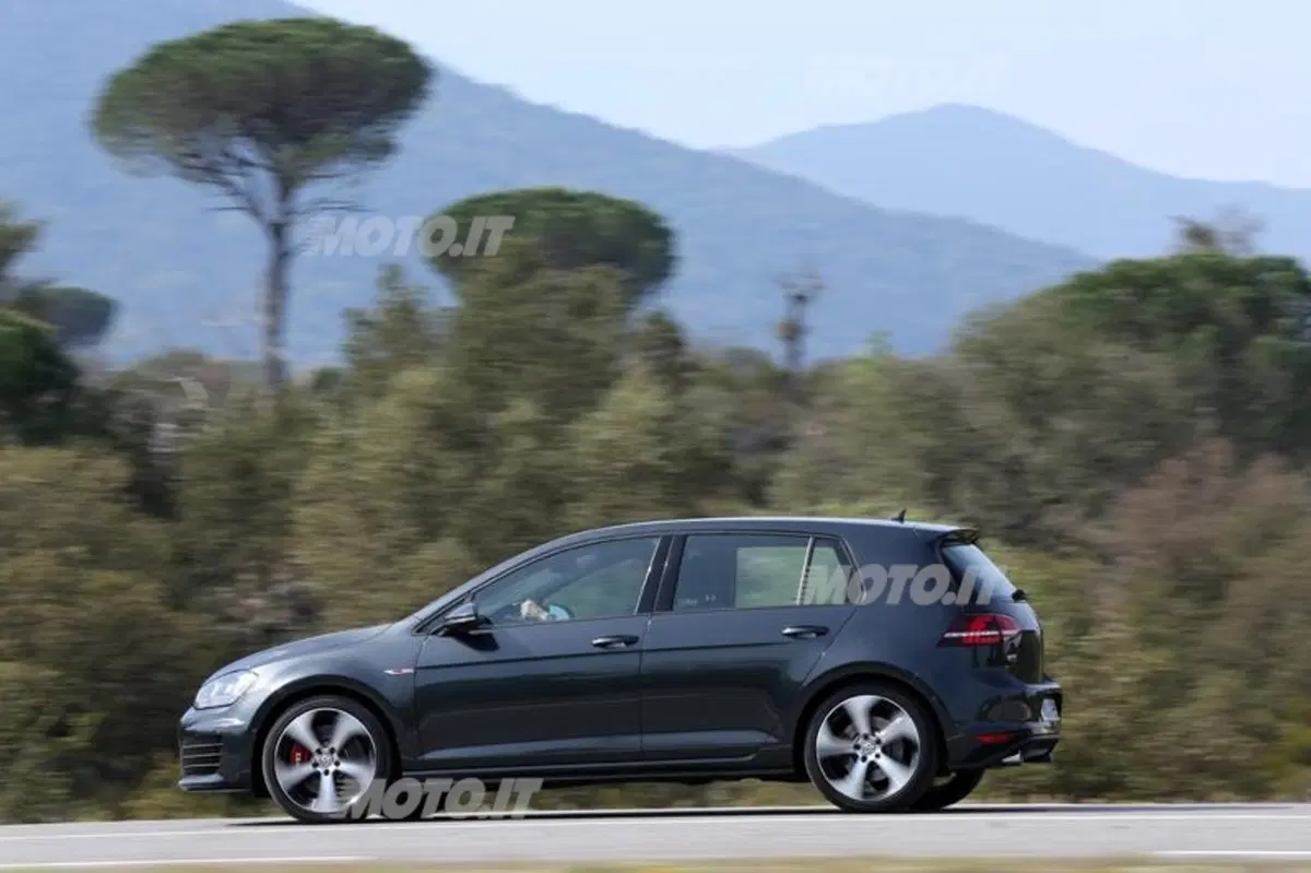 Volkswagen Golf GTI (30)