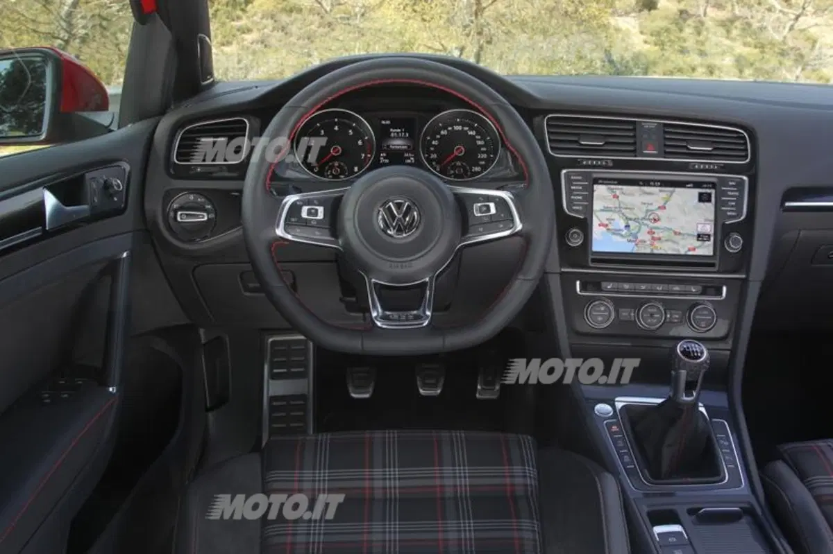 Volkswagen Golf GTI (38)