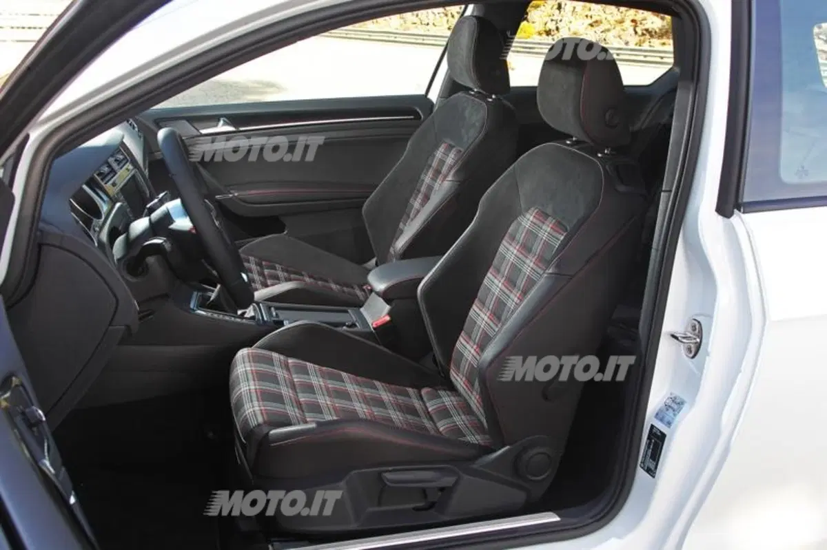 Volkswagen Golf GTI (40)