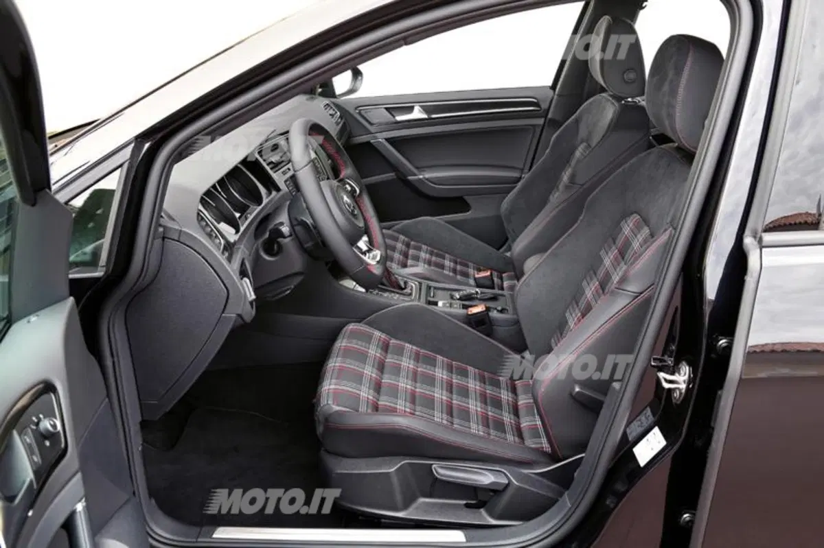 Volkswagen Golf GTI (41)