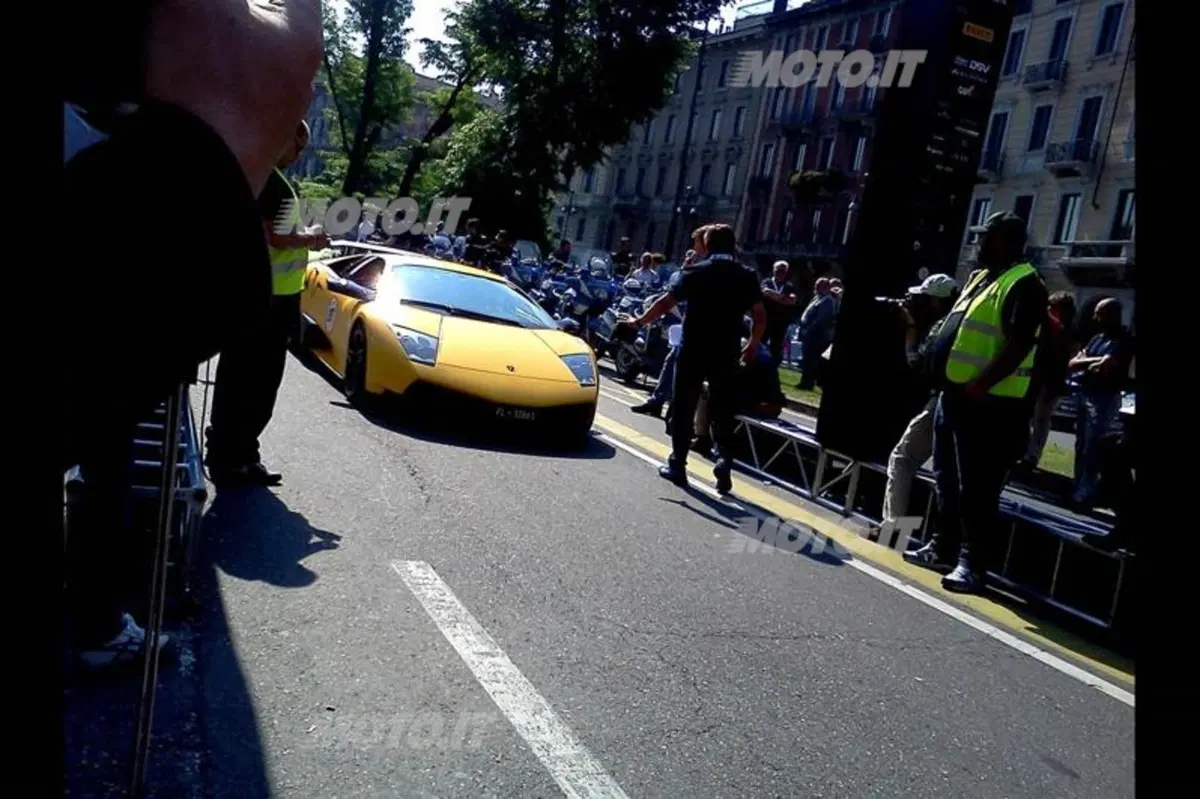 Grande Giro Lamborghini: il video della partenza da Milano. Che sound!