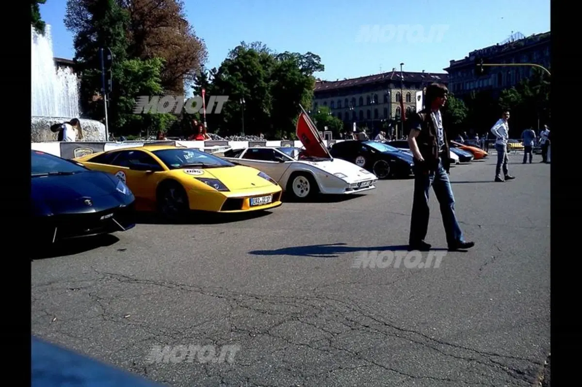 Grande Giro Lamborghini: il video della partenza da Milano. Che sound! (3)