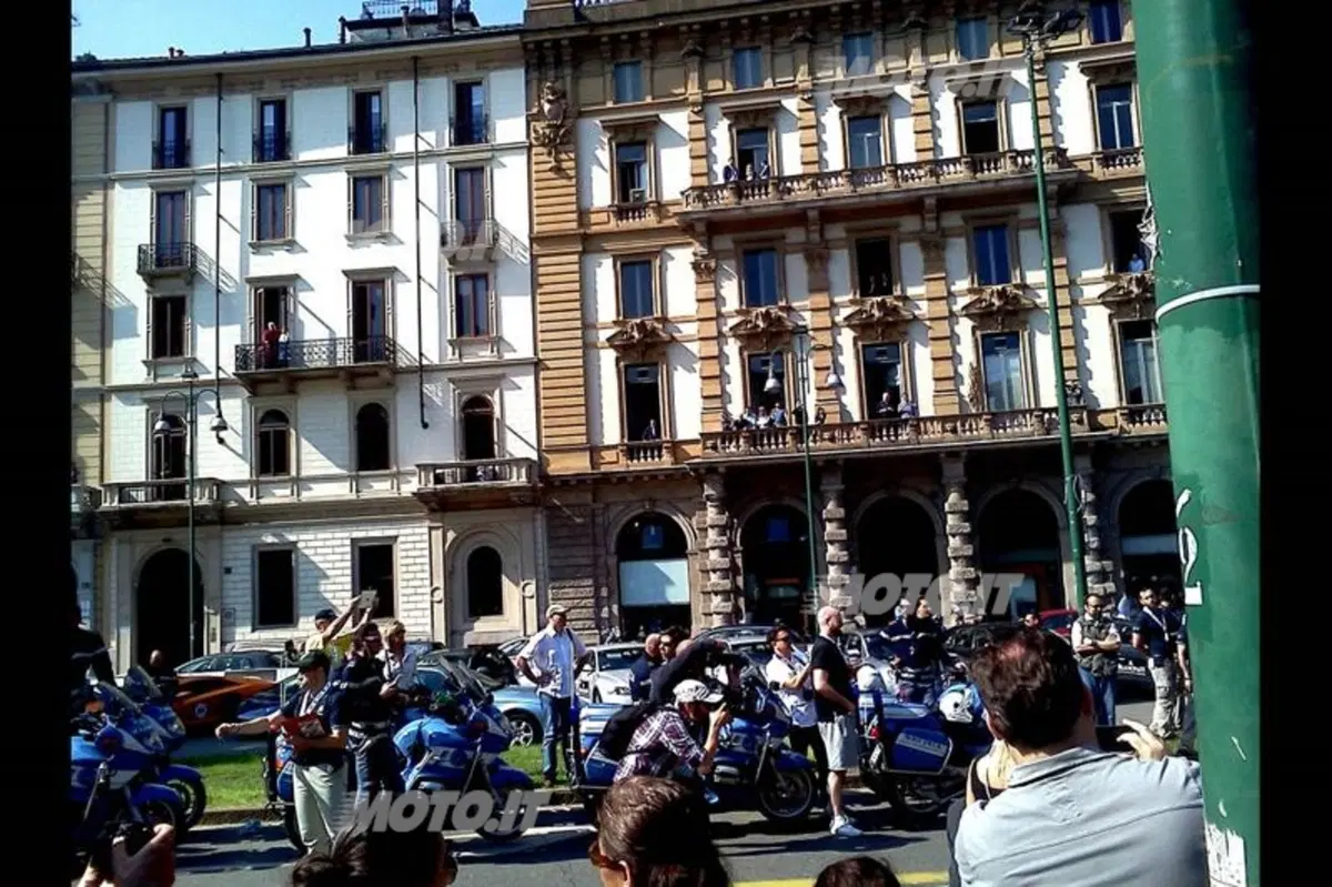 Grande Giro Lamborghini: il video della partenza da Milano. Che sound! (5)