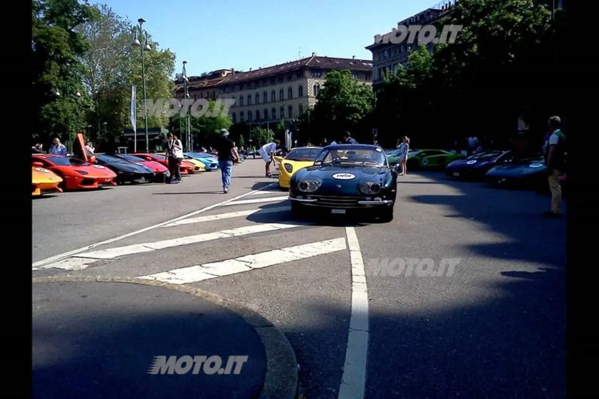Grande Giro Lamborghini: il video della partenza da Milano. Che sound! (7)