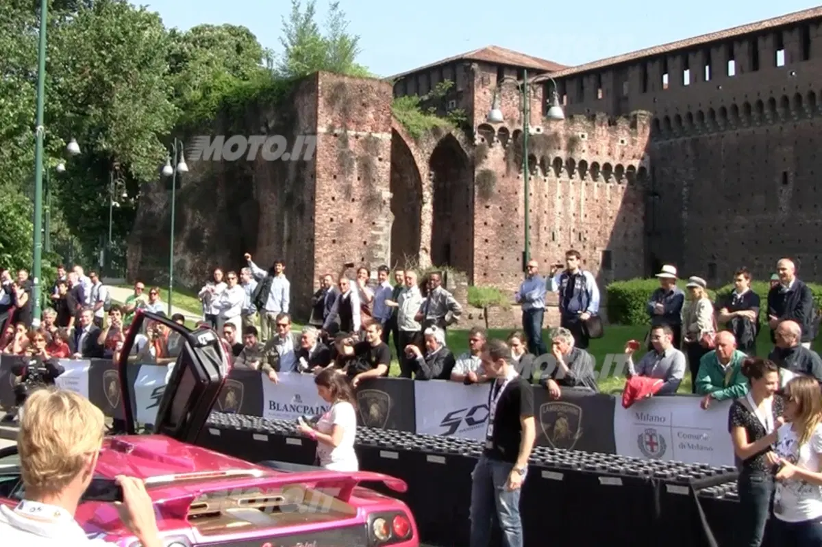 Grande Giro Lamborghini: il video della partenza da Milano. Che sound! (10)