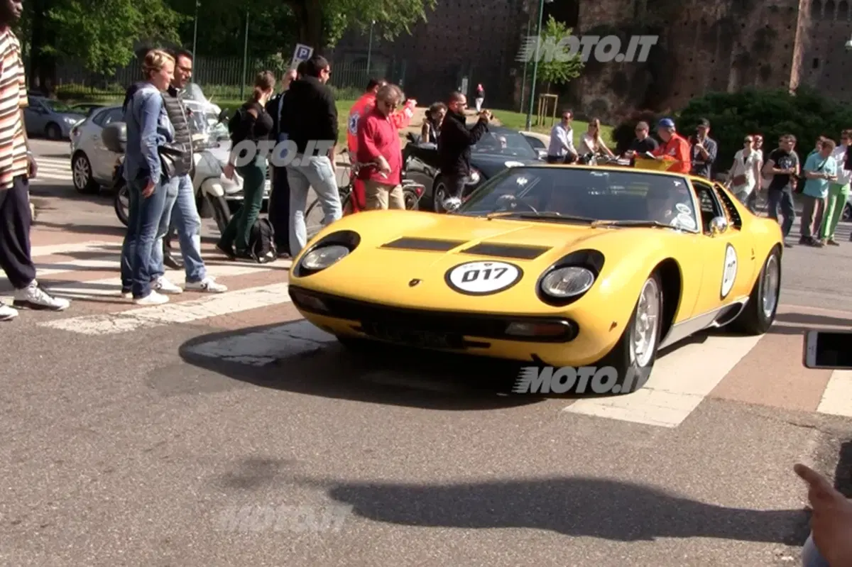 Grande Giro Lamborghini: il video della partenza da Milano. Che sound! (11)