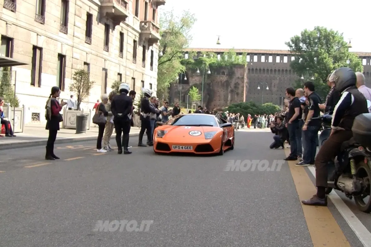 Grande Giro Lamborghini: il video della partenza da Milano. Che sound! (12)