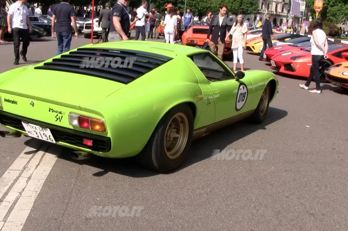 Grande Giro Lamborghini: il video della partenza da Milano. Che sound! (14)