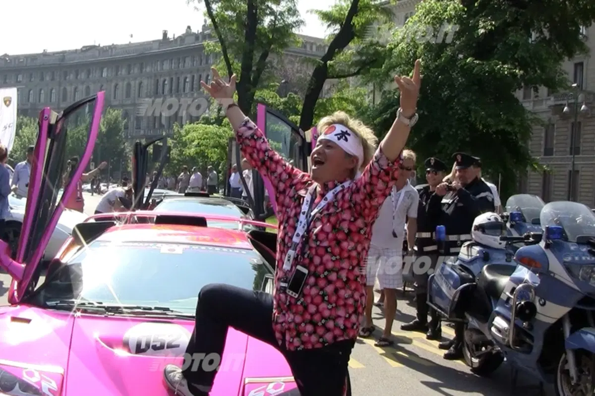 Grande Giro Lamborghini: il video della partenza da Milano. Che sound! (20)