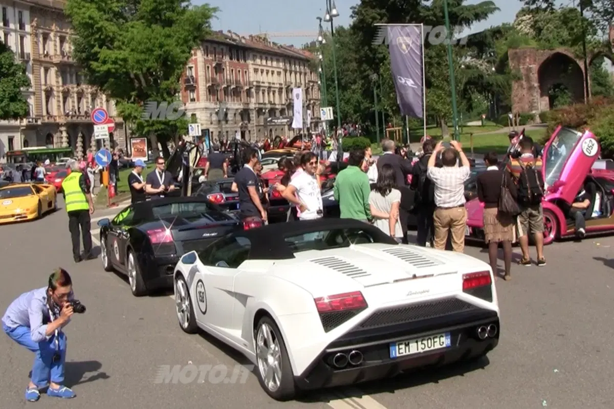 Grande Giro Lamborghini: il video della partenza da Milano. Che sound! (21)