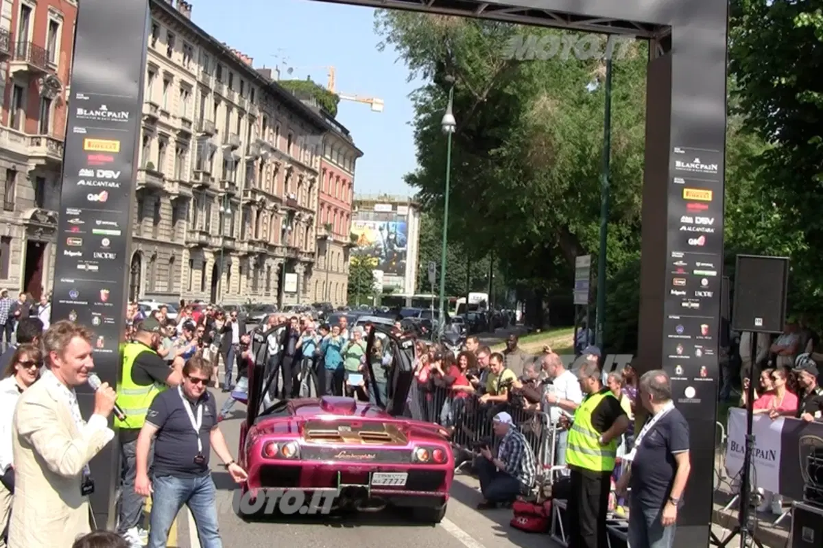 Grande Giro Lamborghini: il video della partenza da Milano. Che sound! (23)