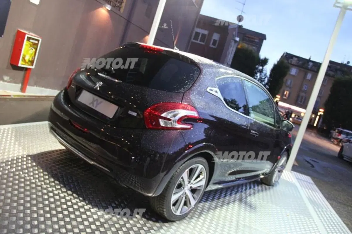 Peugeot 208 XY: presentata a Milano (6)
